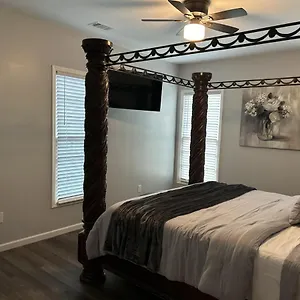 Apartment Favored, Savannah